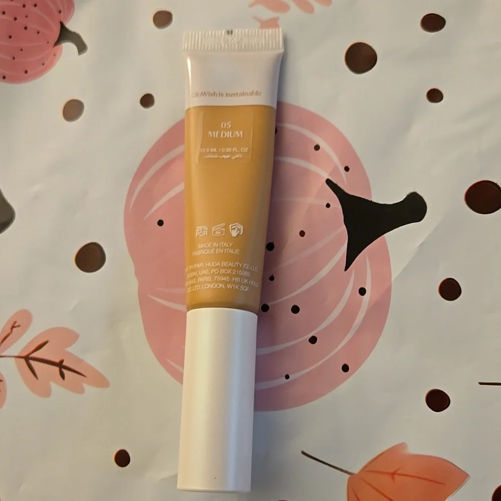 Huda Beauty Glowish Bright Light Hydrating Sheer Vegan Concealer 05 Medium NWOB